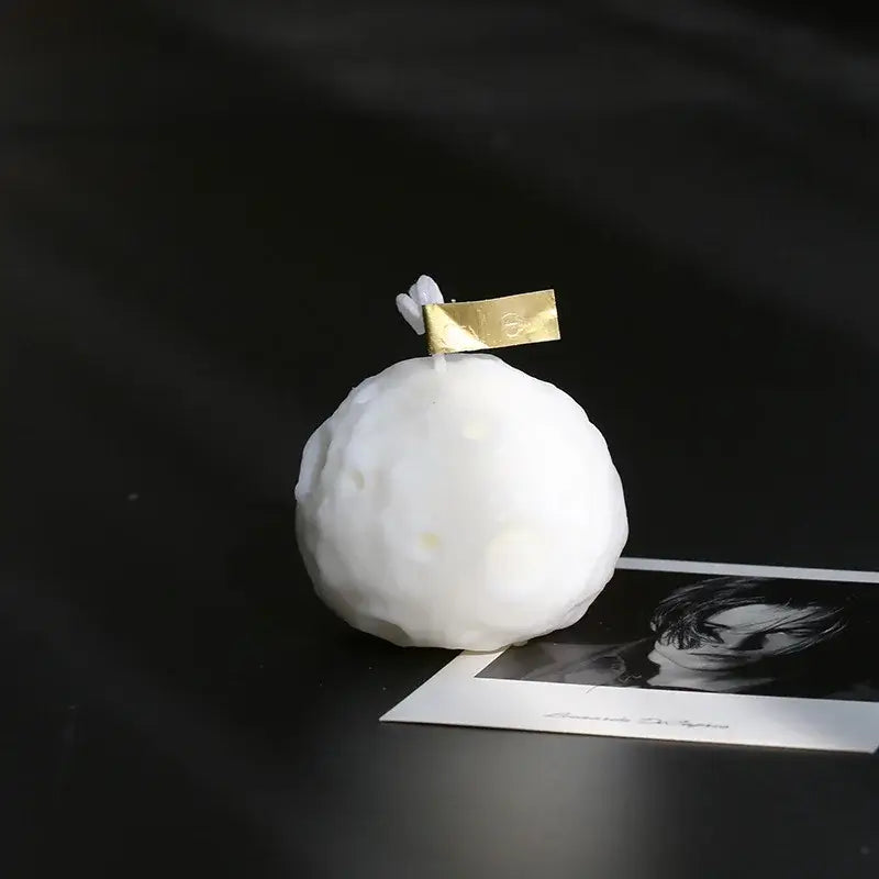 Bougie parfumée géométrique météorite en forme unique 3D, idéale pour la décoration moderne et apaisante de la maison.