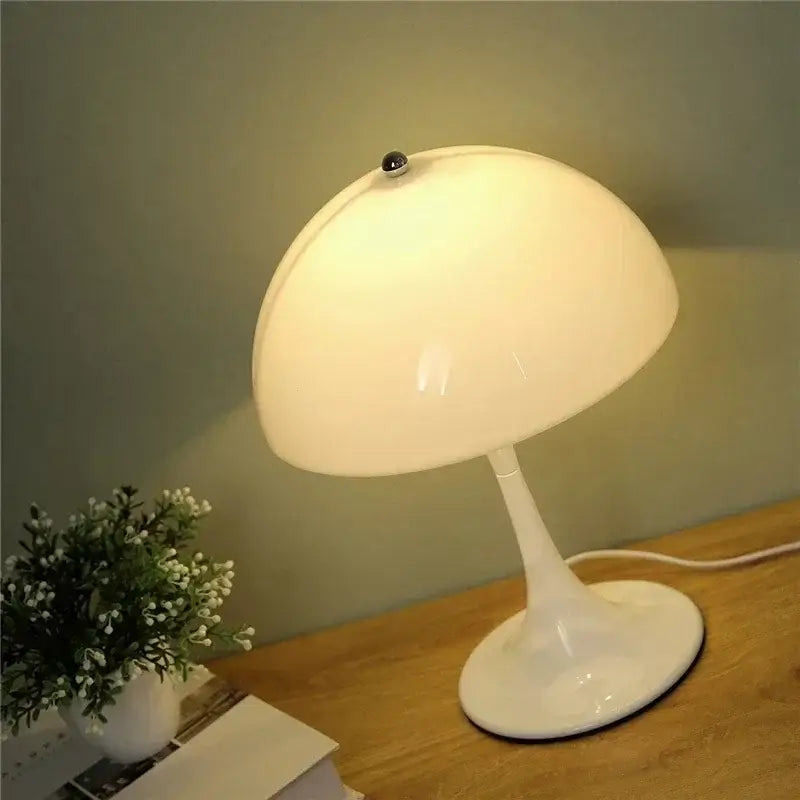 Lampadaire minimaliste LED champignon avec lumière douce, parfait pour une ambiance moderne dans la chambre ou le bureau.