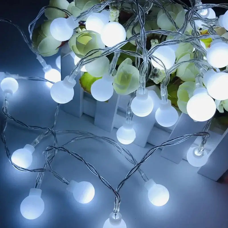 Guirlande de boules lumineuses LED éclairant des fleurs pour une décoration élégante et ambiance chaleureuse